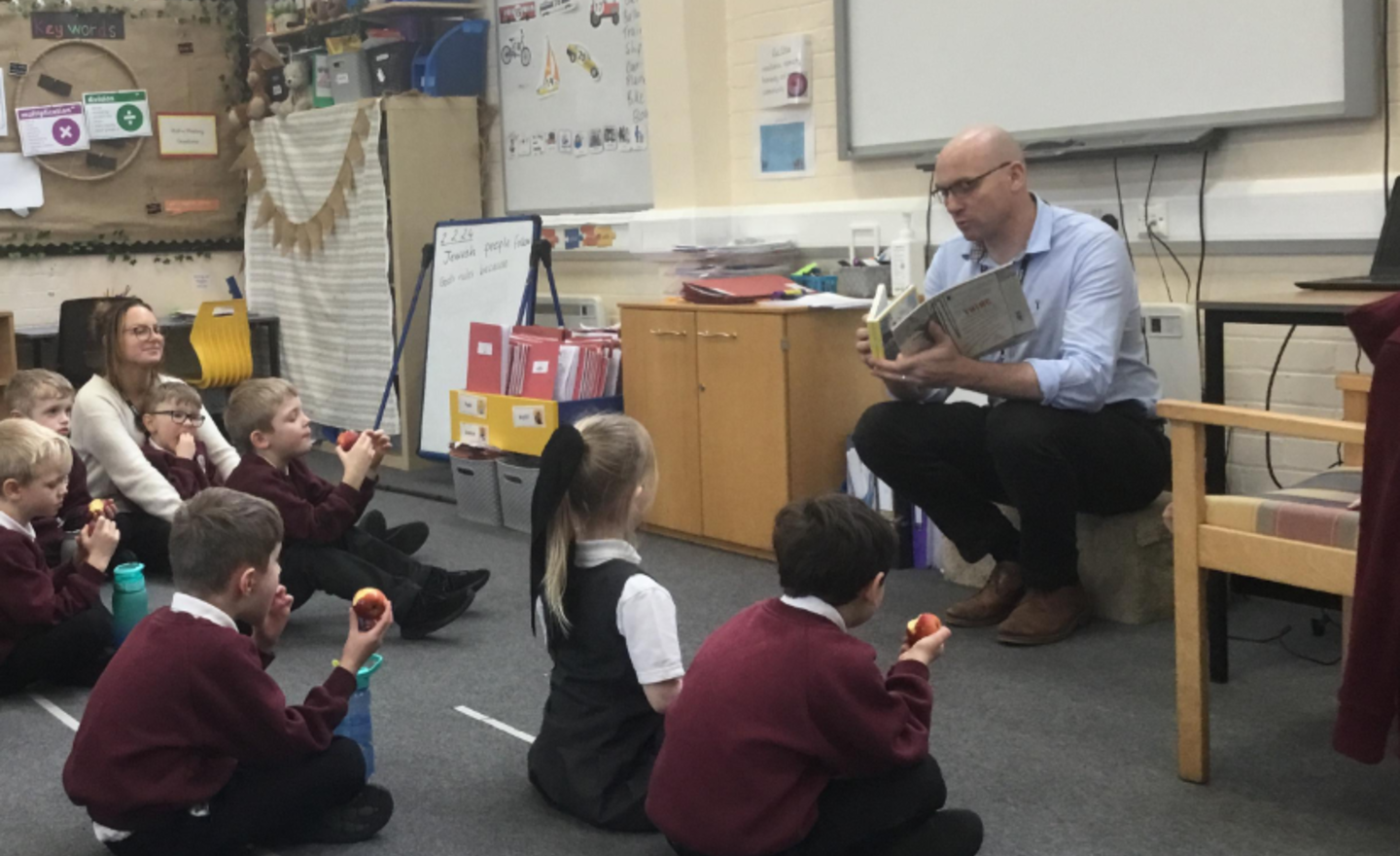 Image of Mr Dawson shares his love of reading!