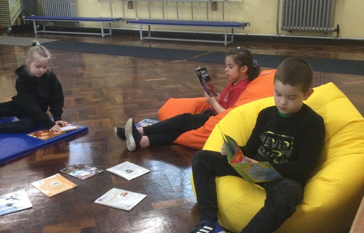 Image of Class 2 absorbed in reading