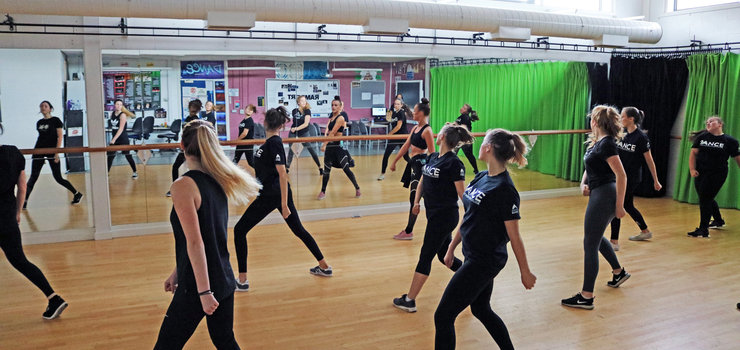 Image of Hiphop dance class with Alumni and Team England dancer