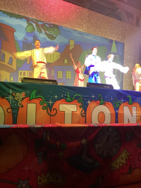 Image of Willow class visit the pantomime!
