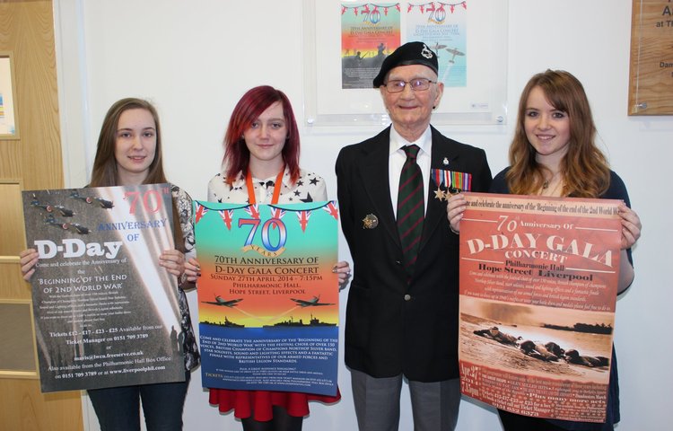 Image of War Veteran Presents Prizes for College Competition to Design D-Day Gala Poster