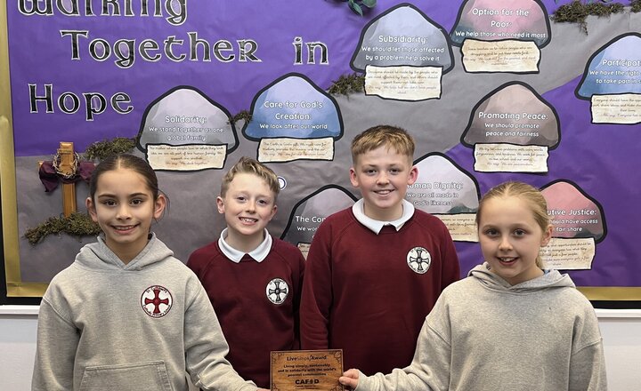 IMAGE OF FOUR PUPILS HOLDING THE LIVE SIMPLY AWARD