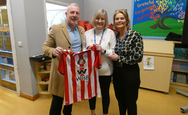 Image of Sunderland legend gifts signed footie shirt to retiring school manager