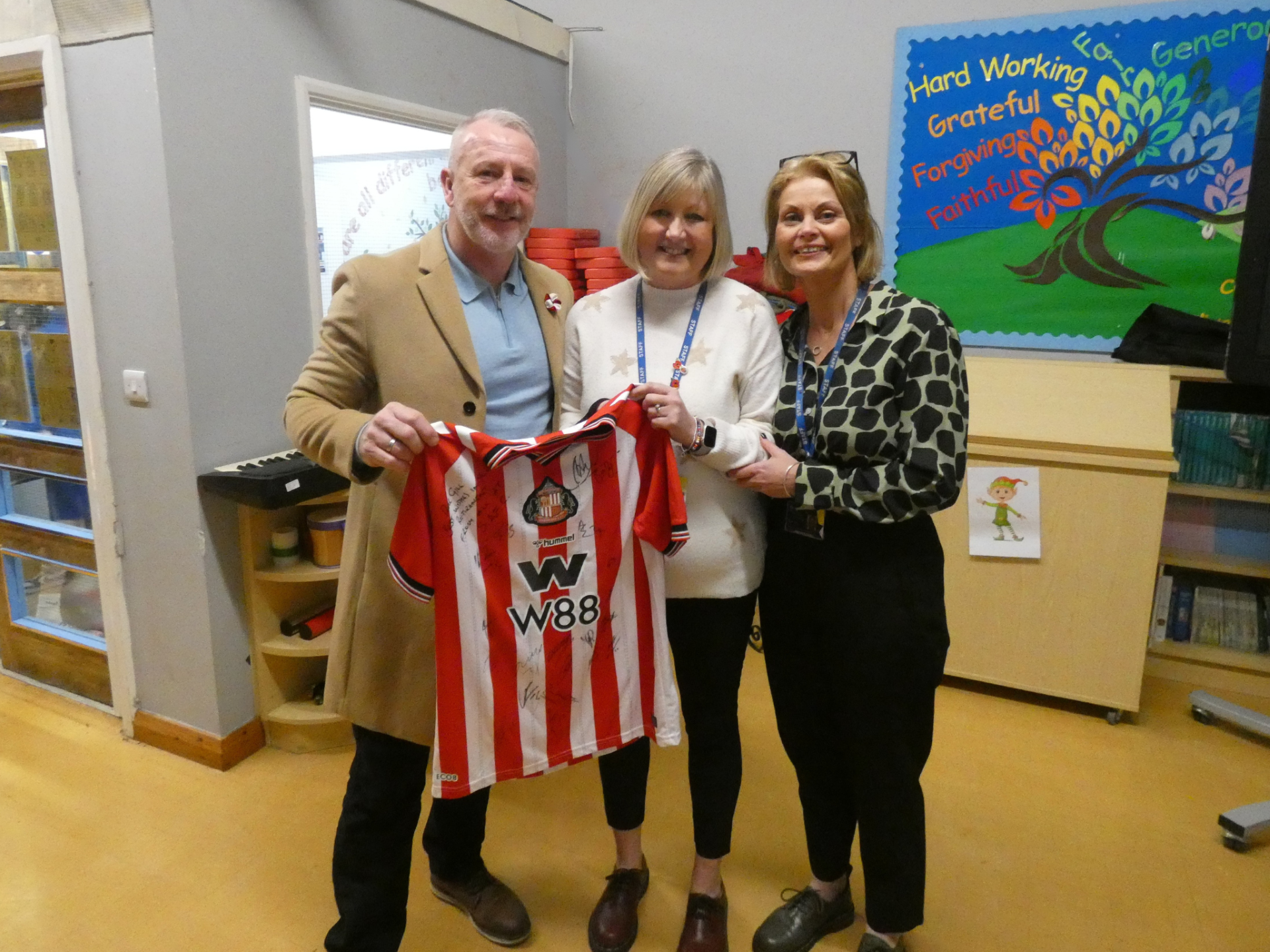 Image of Sunderland legend gifts signed footie shirt to retiring school manager