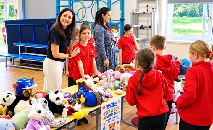 Image of School Community Comes Together to Support Lois Kinder
