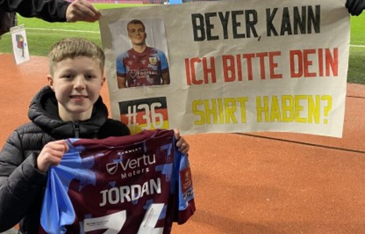 Image of Footballer donates shirt thanks to Year 8 language skills 