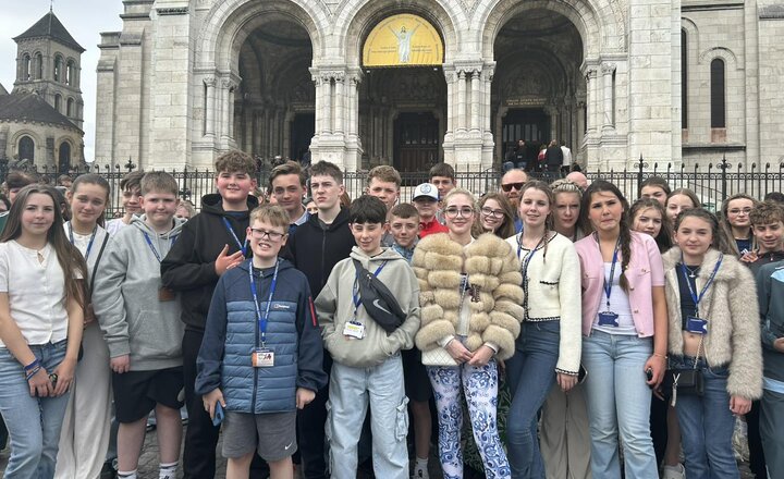 Carmel College students outside the Sacré‑Cœur Basilica