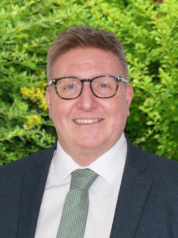 Mr P W Staniforth