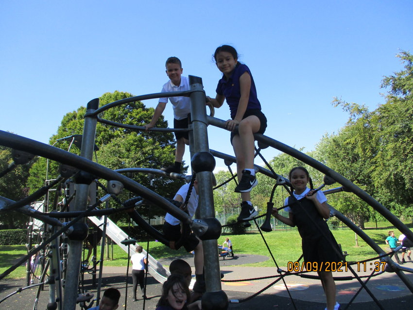 Image of Year 3 PE in the park
