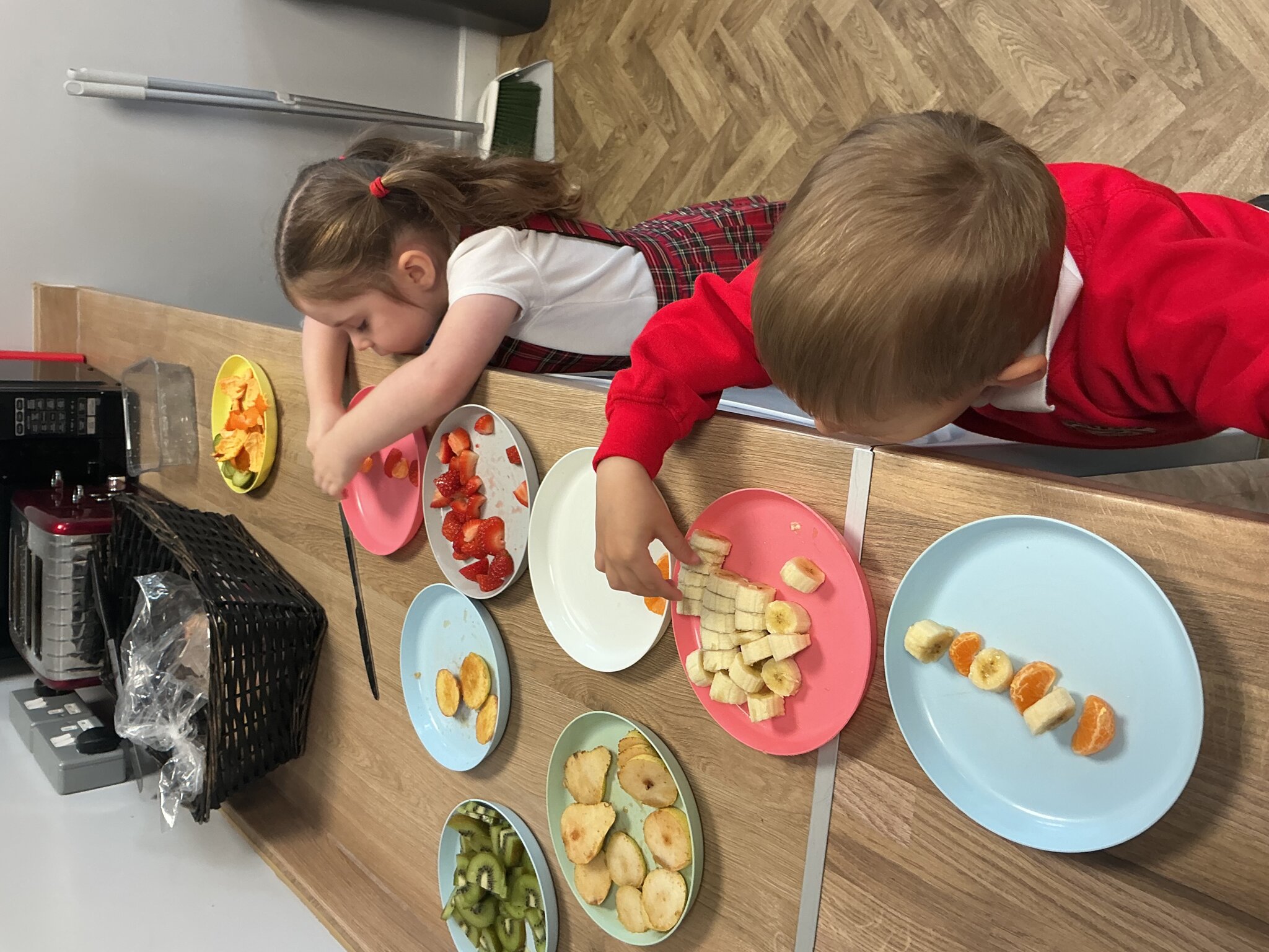 Image of Reception make repeating patterns with fruit.