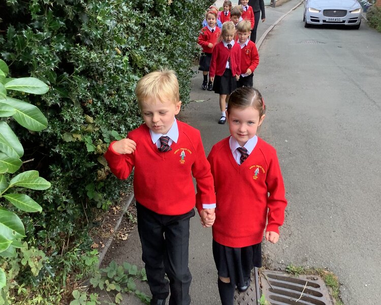 Image of Year 1 visit the library bus