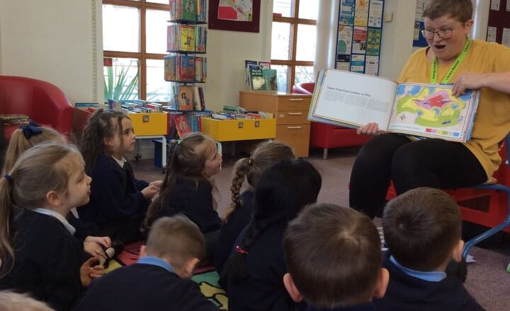 Image of Year 1 Library Visit