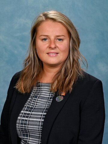 Mrs Laura Dominey