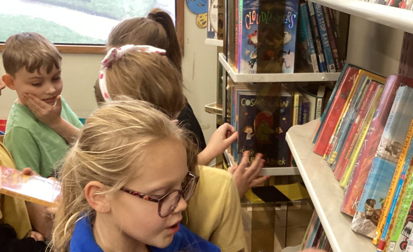 Image of Maple Class Visits the Library Bus
