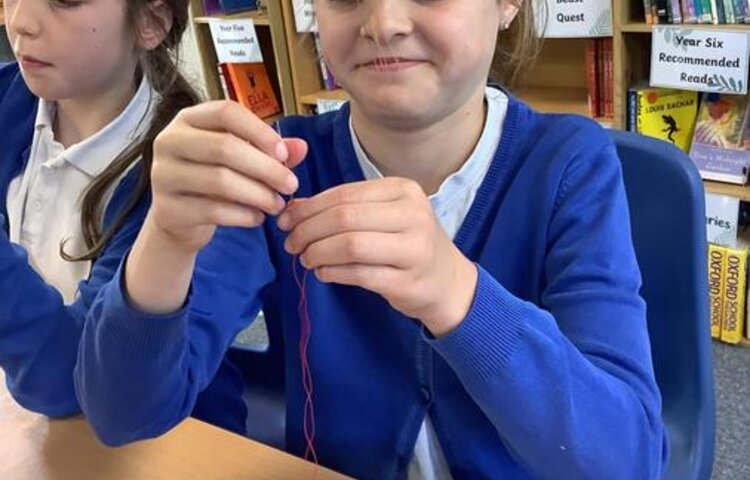 Image of DT - Sewing a blanket stitch