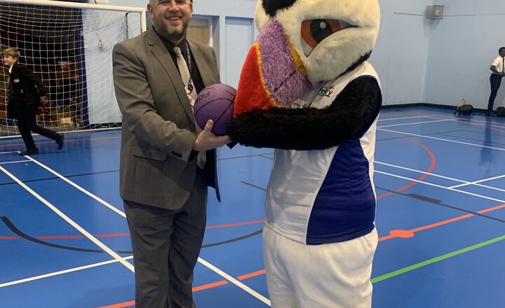 Image of House competition: Shoot the hoops