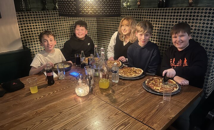 Image of Cast of ‘Annie’ Rewarded With Restaurant Treat