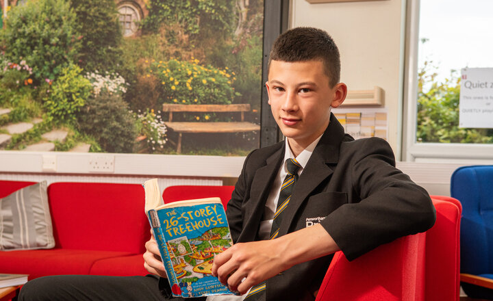 Image of Mrs Gidden's cool reader's club - Lewis