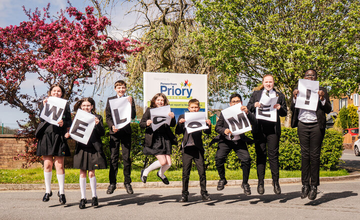 Image of Year 7 offer advice to Year 6