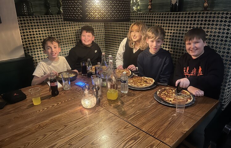 Image of Cast of ‘Annie’ Rewarded With Restaurant Treat