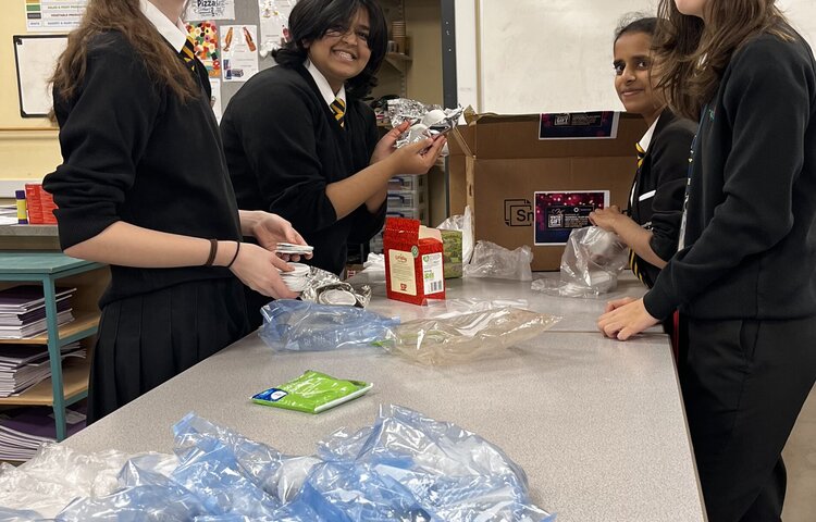 Image of Year 11 girls help the homeless