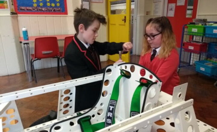 Image of Primary school children build electric racing cars