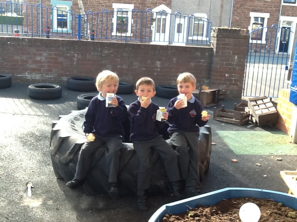 Image of Reception enjoying their snacks