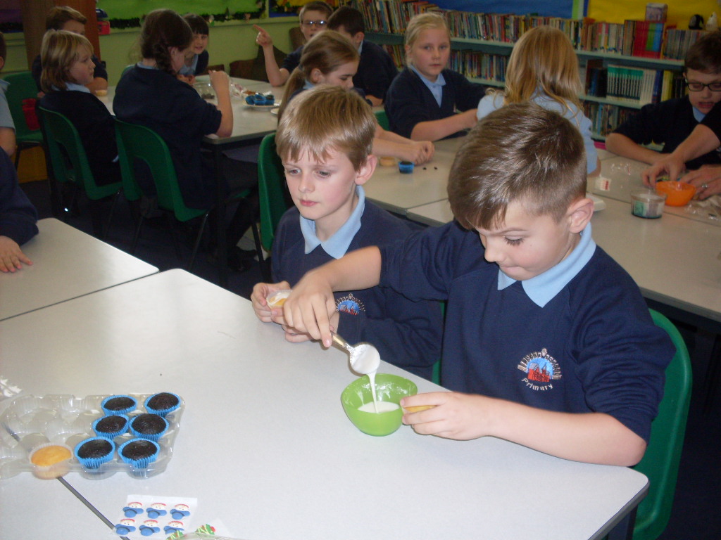 Image of Decorating cakes