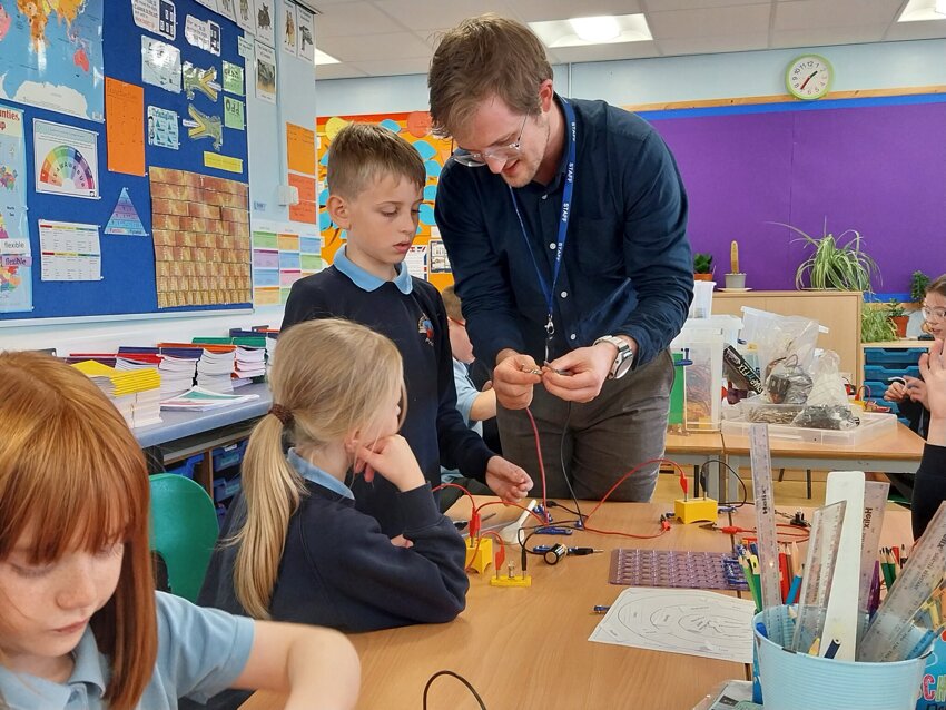 Image of Investigating electrical conductors 