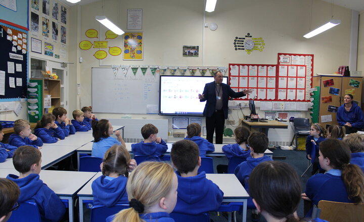 Image of Archdeacon David visits school 