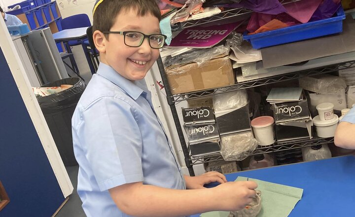 Image of Year 4 make Greek pots in Art 