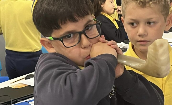 Image of Rosh Hashanah preparation - blowing the shofar 