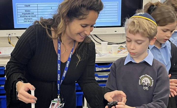 Image of Year 4 Science experiment - viscosity of liquids 