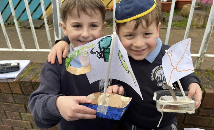 Image of Reception learn about floating and sinking 