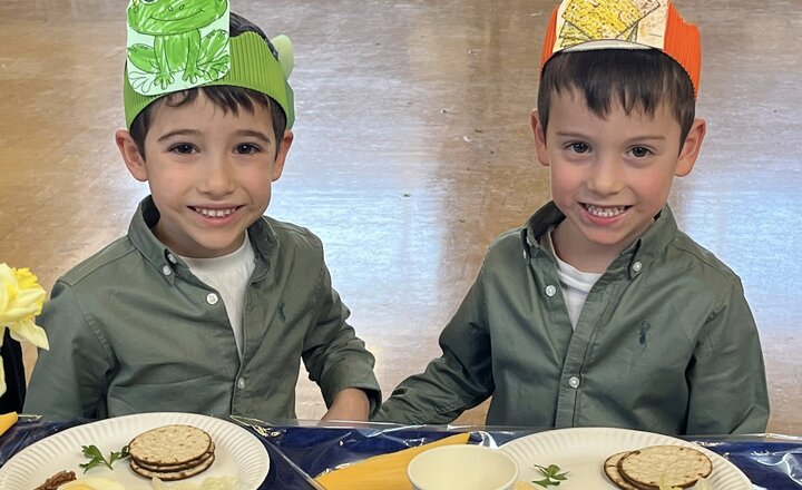 Image of Model Seders in full swing