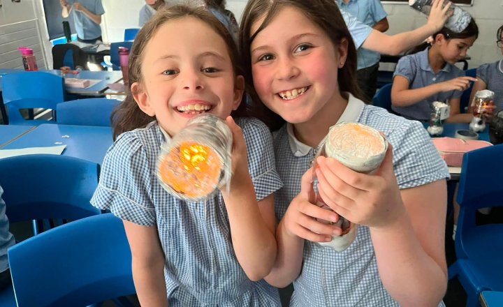 Image of Year 4 make their own torches 