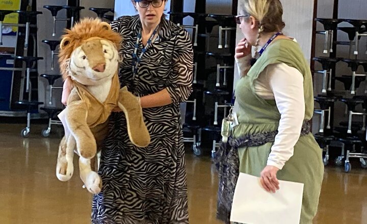 Image of London tour with a giant lion! 