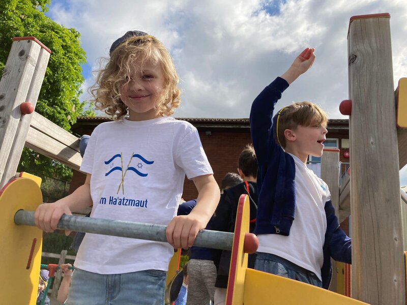 Image of School is blue and white for Yom Ha'atzmaut