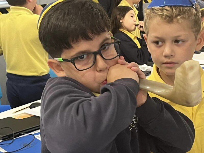 Image of Rosh Hashanah preparation - blowing the shofar 