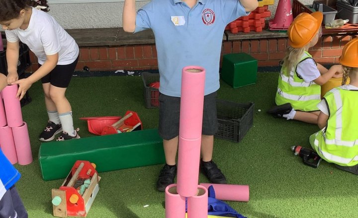 Image of Fantastic busy bee building and excellent perseverance! 🤩🐝