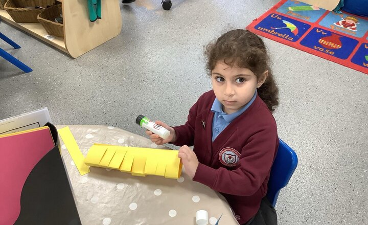 Image of Islam- making Mosques and Ramadan lanterns.