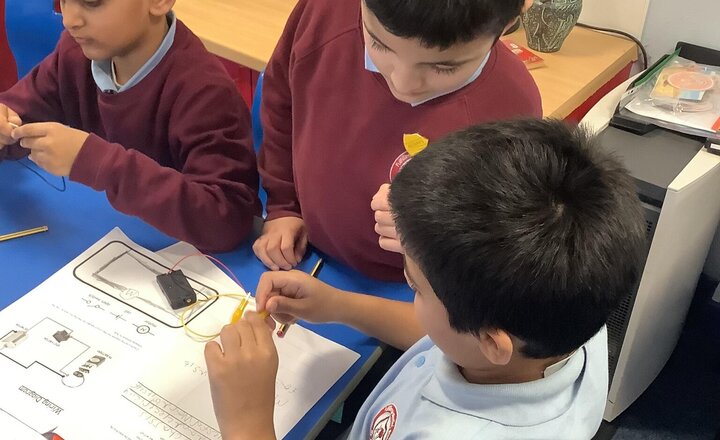 Image of Mini electricians in year 3 building motors.