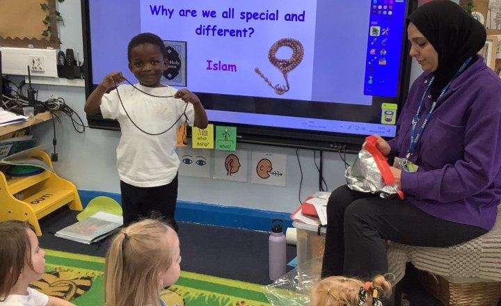 Image of In RE,we have been learning about how we are all special and different. We learnt about how Muslims pray and what they use in Islam. Thank you to Miss Mohammed for bringing in some Islamic Prayer Beads! ⭐️
