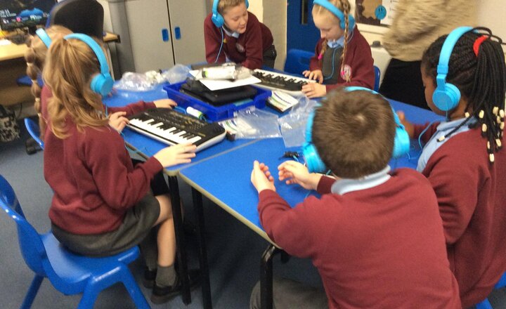 Image of Music with Junior Jam introduced contrasting musical articulation on keyboards. The children focused on staccato (short, detached notes) and legato (smooth, connected notes), learning how these hands-on techniques dramatically alter a piece's style.