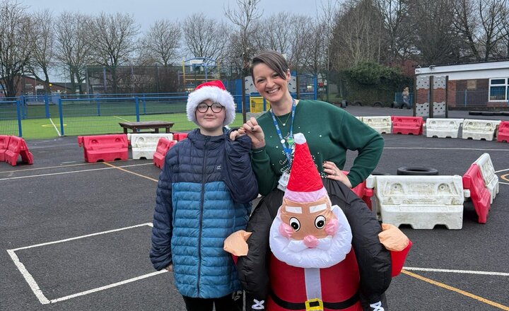 Image of Mrs Hargreaves spreading Christmas joy on the yard this morning.