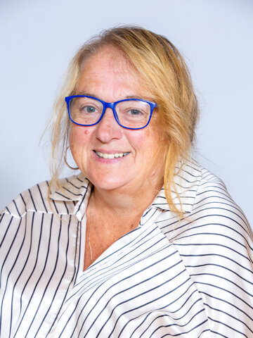 Mrs Karen Singleton