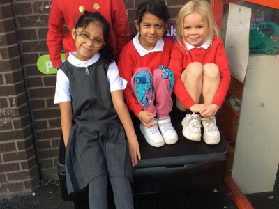 Image of Year 2 (Class 5) - Science - Material Hunt