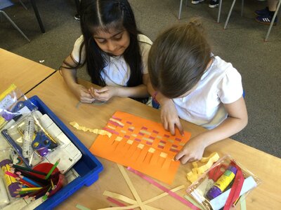 Image of Year 2 (Class 6) - Art - Learning to Weave