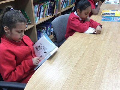 Image of Year 3 (Class 9) - English - Book Discussions 