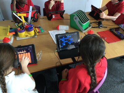 Image of Year 4 (Class 12) - Computing - Garage Band